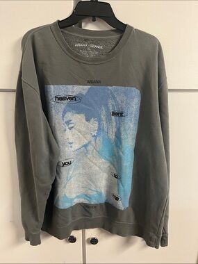 Ariana Grande Gray Crewneck Sweatshirt with Blue Graphic. Comfy men’s Large